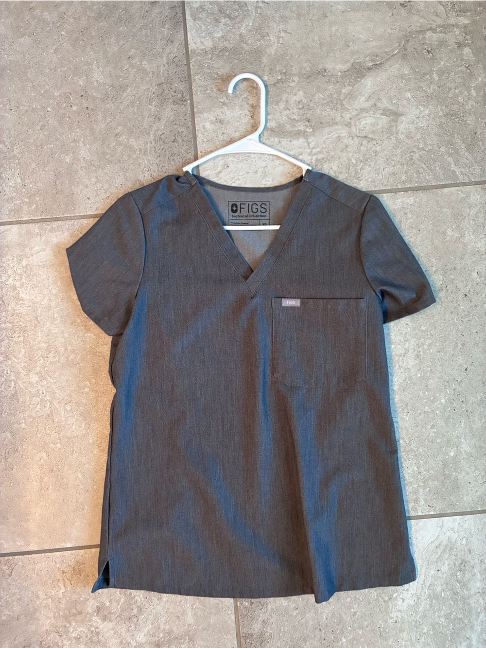Women’s FIGS V-Neck Scrub Top in Graphite Gray